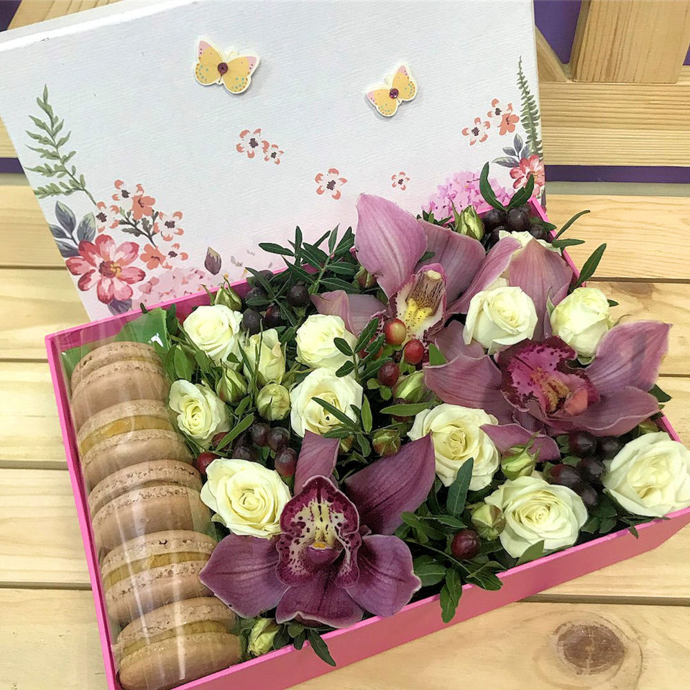 Букет из орхидеи, кустовых роз и макаронс в декоративной коробке 