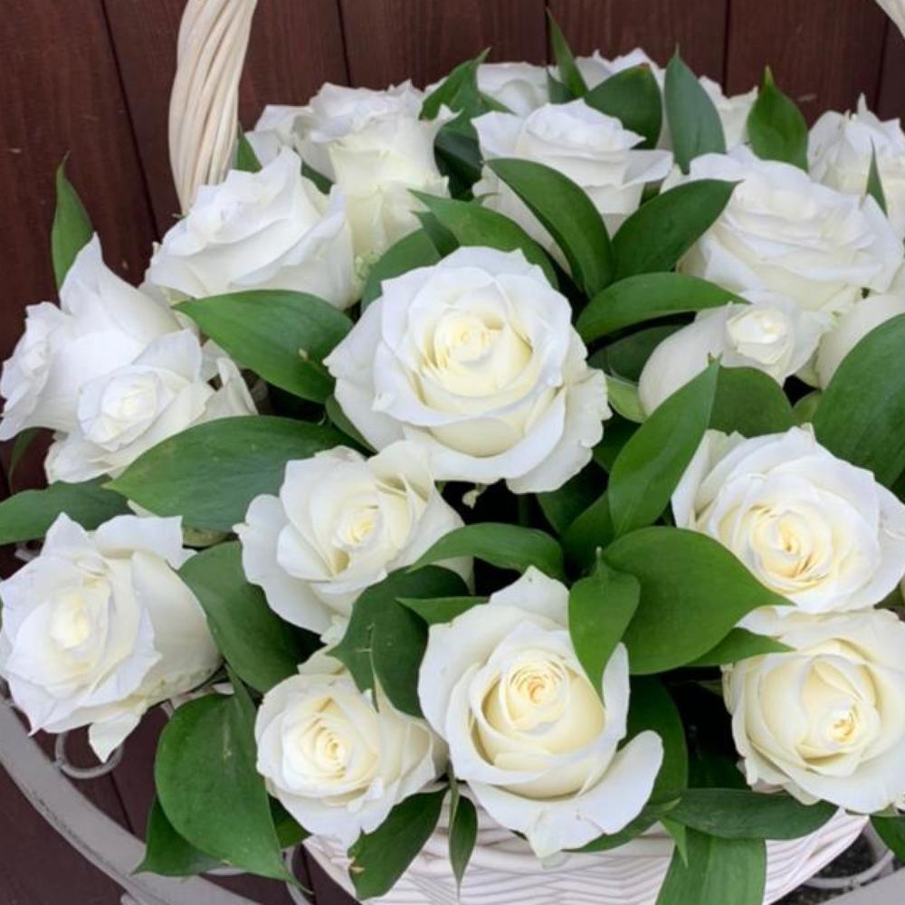 Корзина с белыми розами «Аваланш»