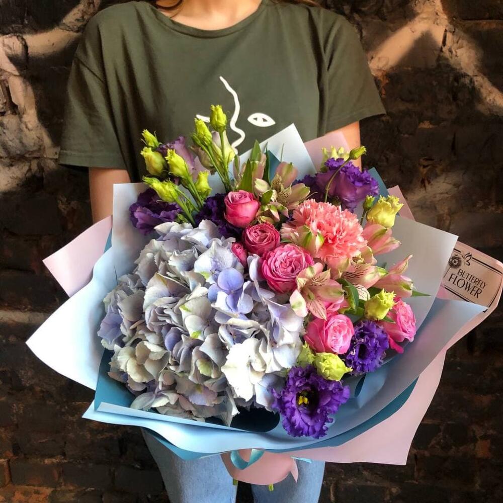 Букет с гортензией, кустовой розой и эустомой 