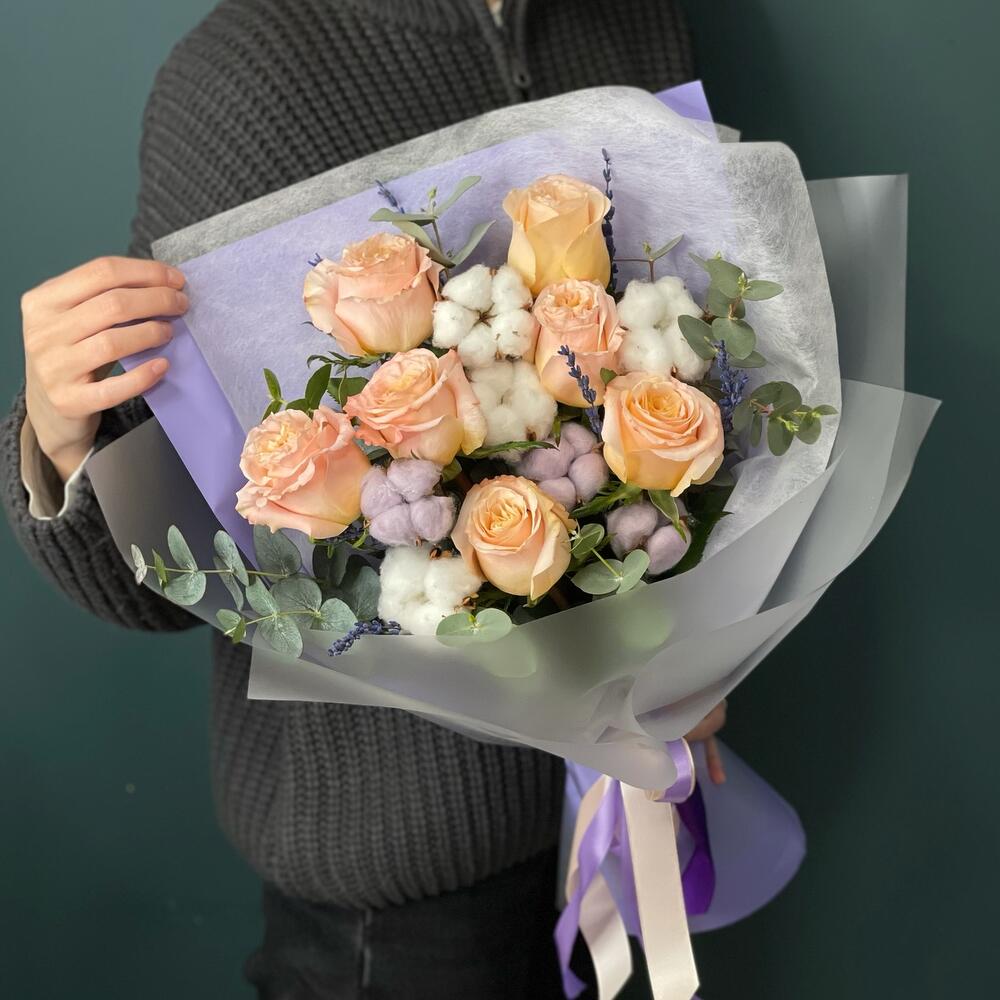Букет с кремовой розой и хлопком 