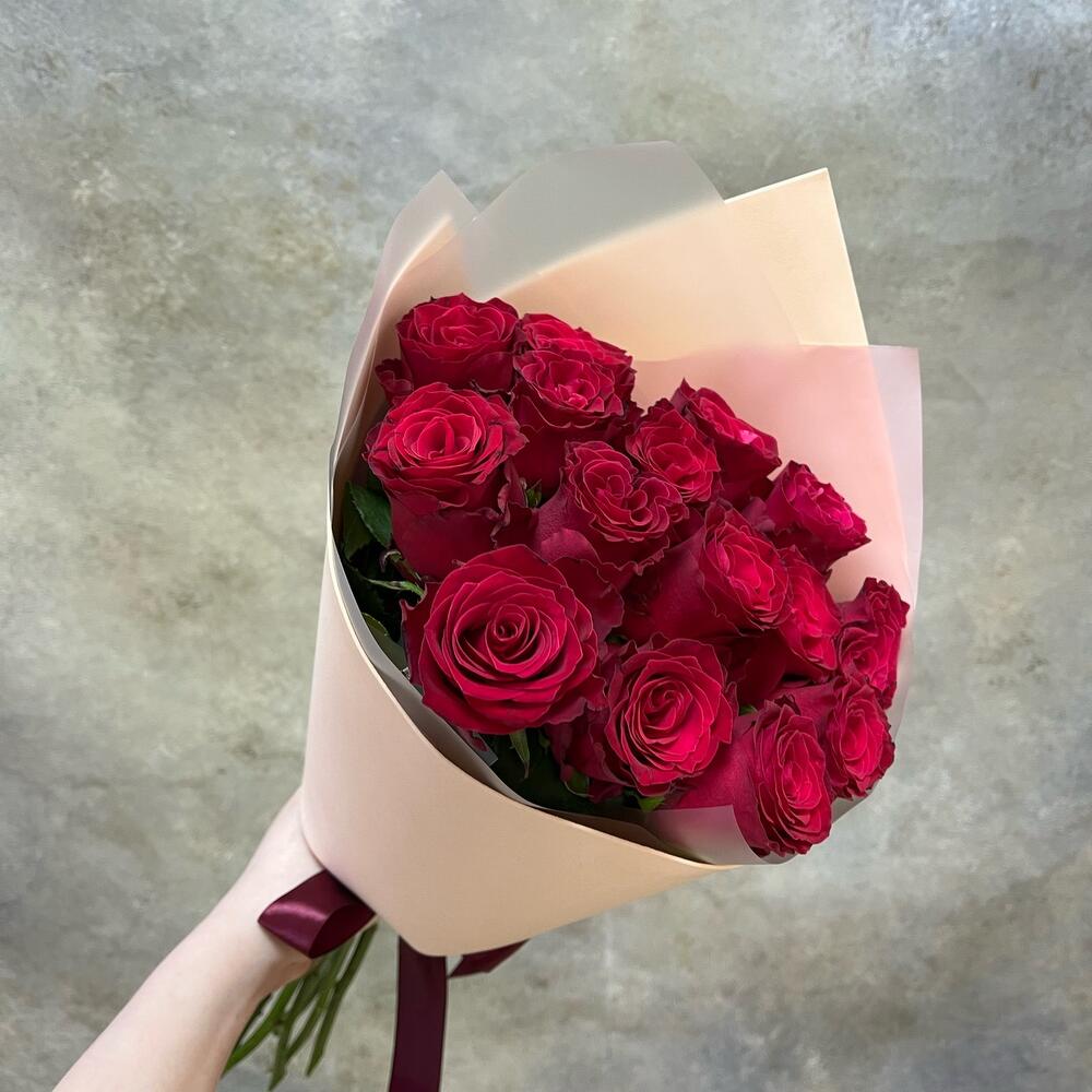 Милый букет из красных кенийских роз в кулёчке