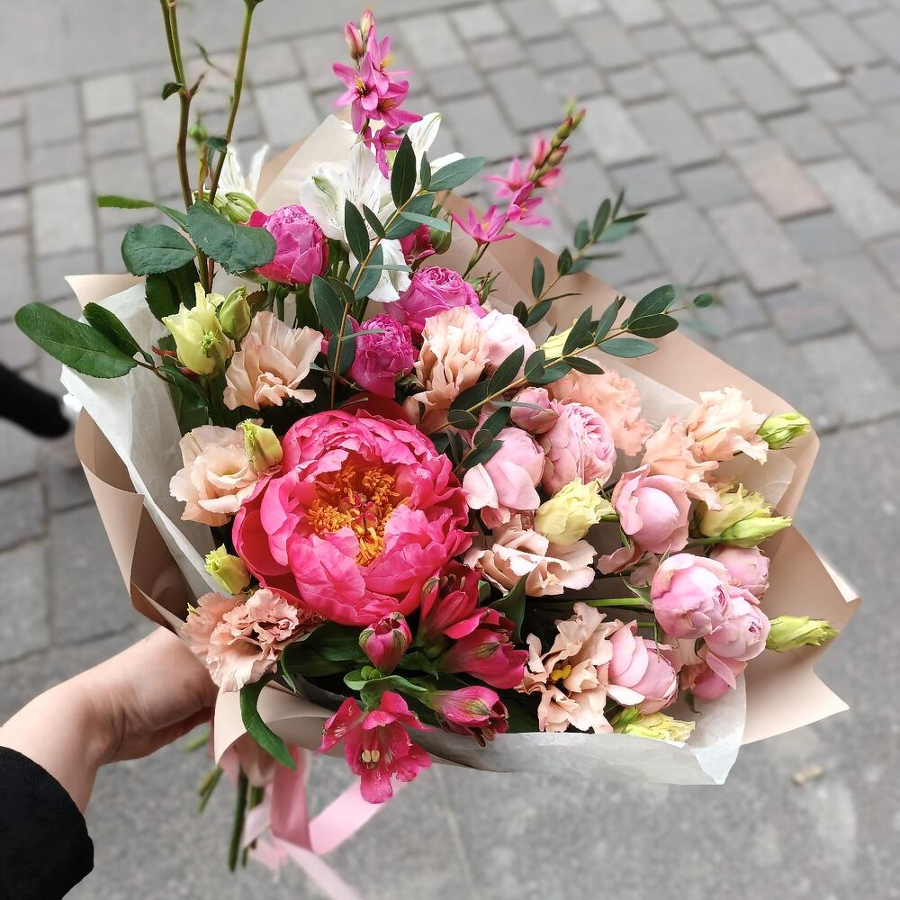 Букет с пионом,пионовидными розами,эустомой и альстромерией