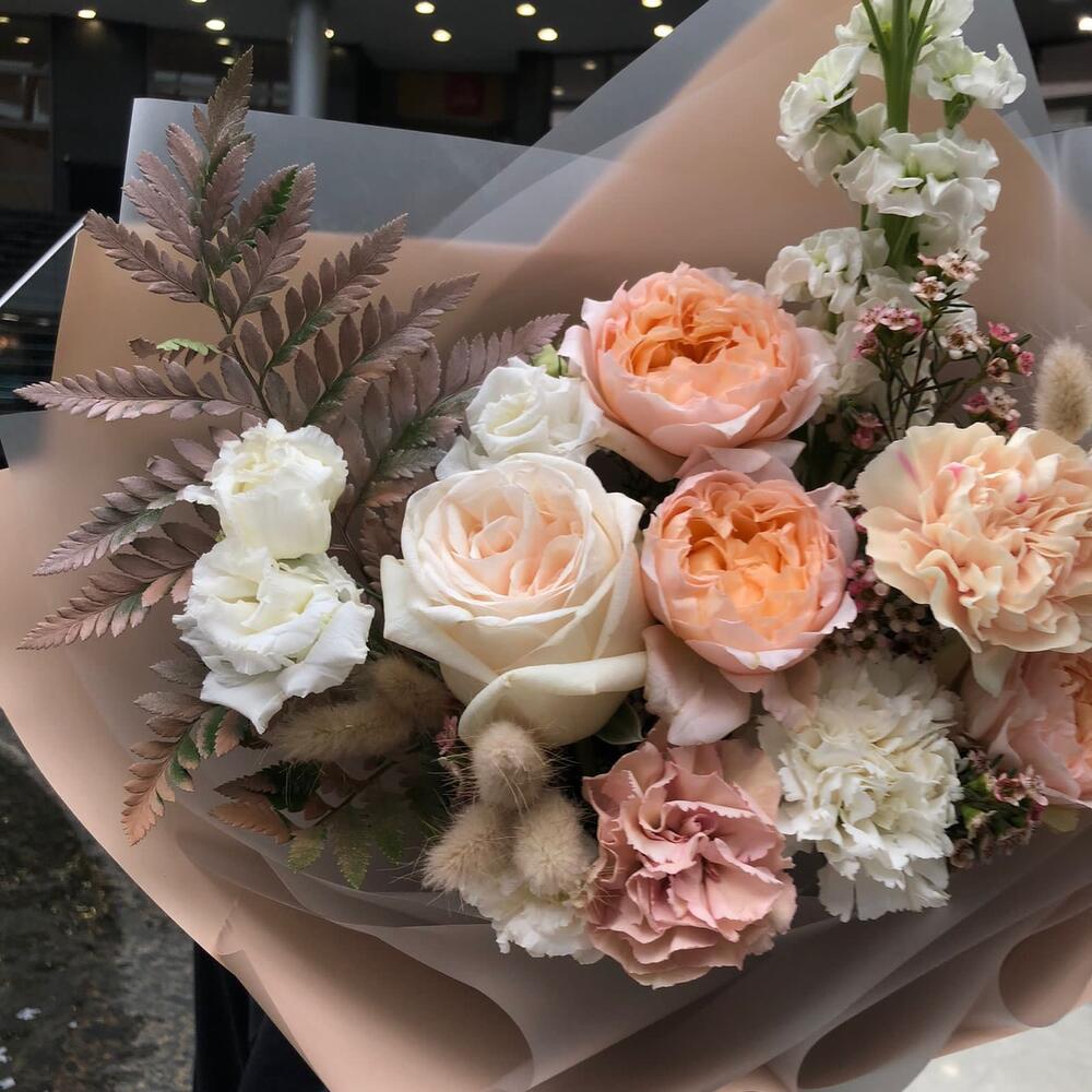 Букет с пионовидной проматной розой ,матиолой и вереском Золотой песок