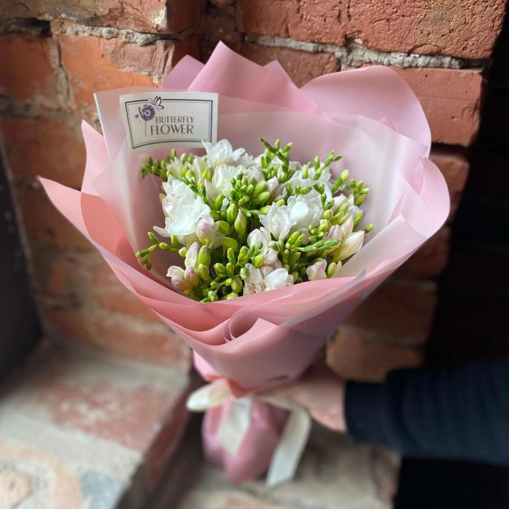 Букет из 23 белых фрезий в стильной упаковке 