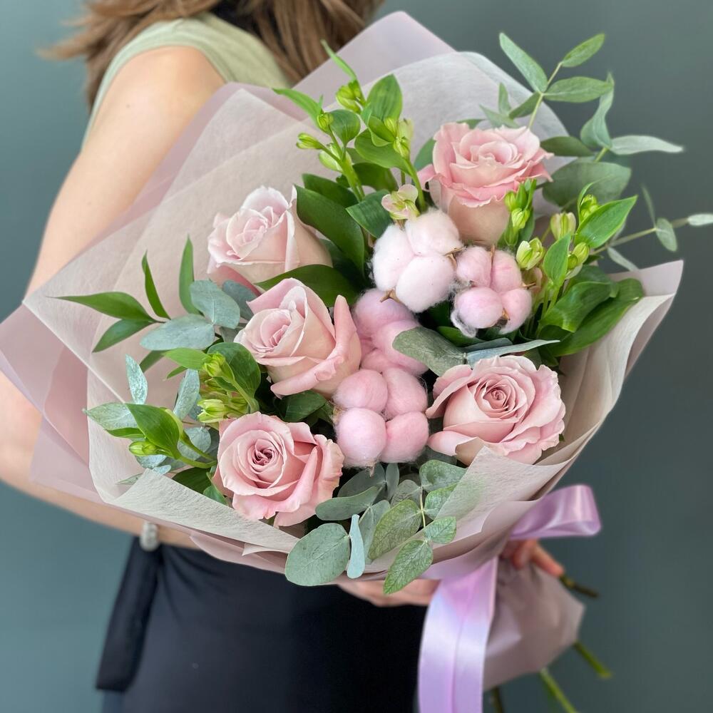 Букет с нежными розами и хлопком 