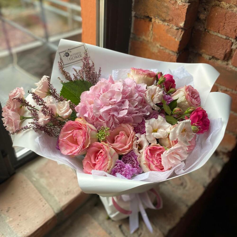 Букет из гортензии, роз, эустомы, вереска, диантусов, кустовых пионовидных роз и седума в стильной упаковке 