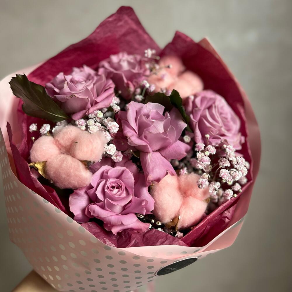 Букет из роз, гипсофил и хлопка