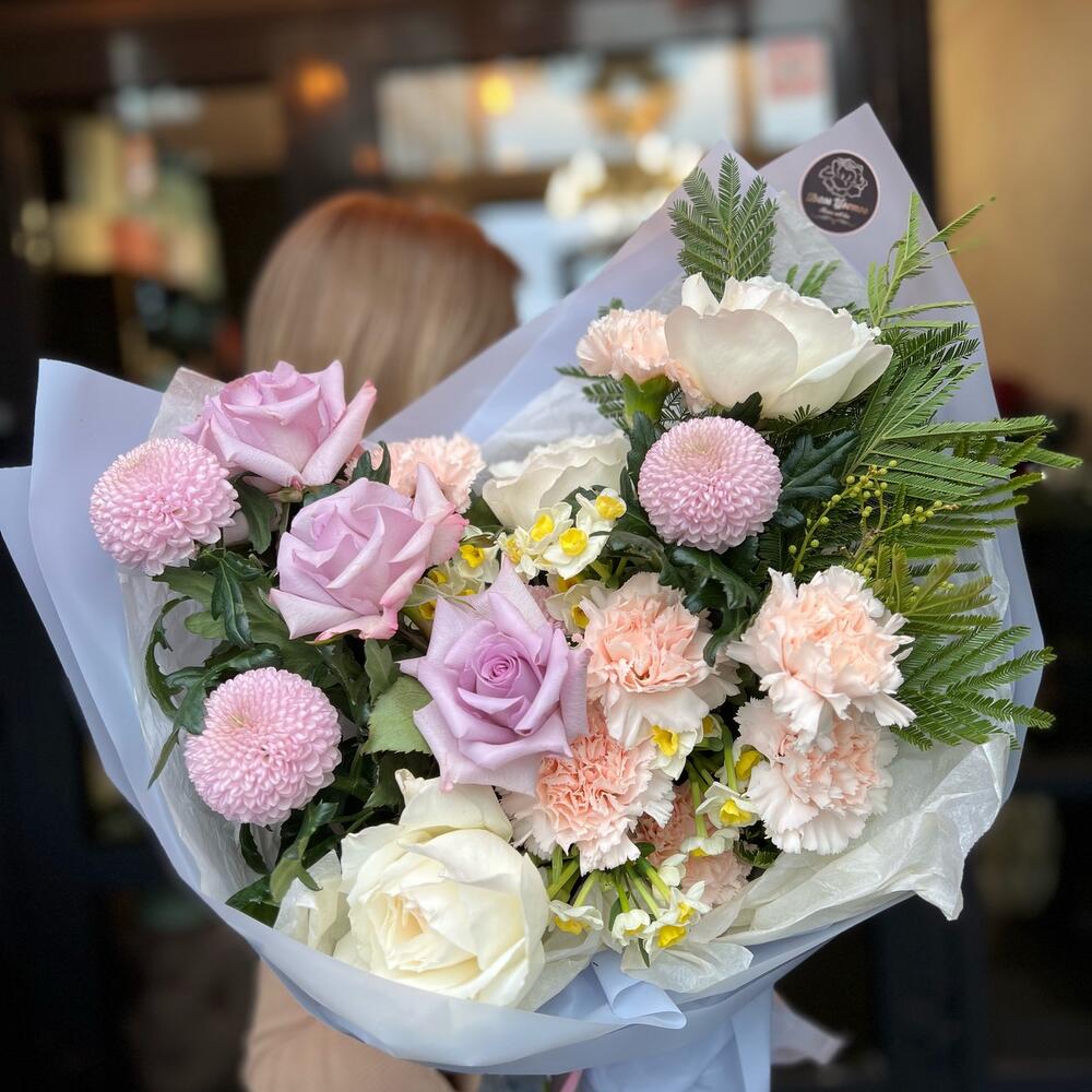 Букет из пионовидныз роз, нарциссов и хризантемы