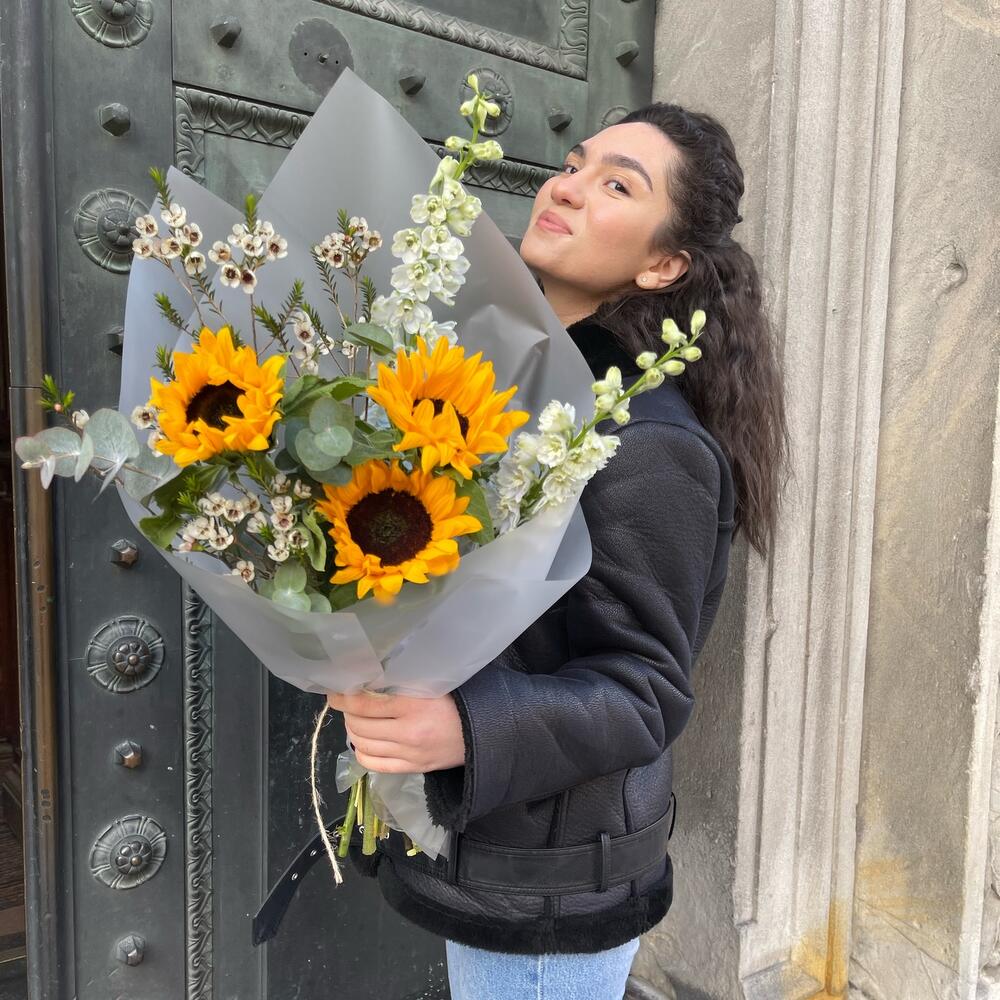 Букет с подсолнухами и дельфиниумом