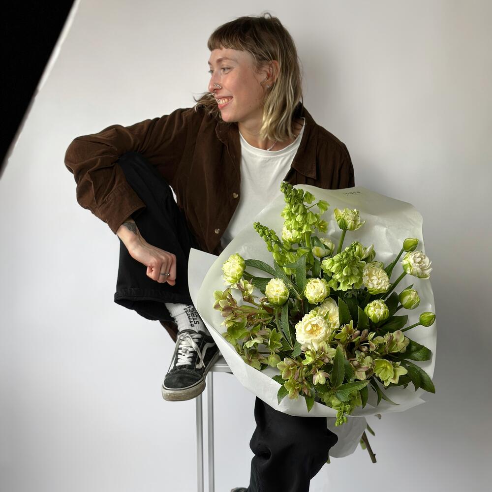 Большой зеленый букет из сезонных цветов