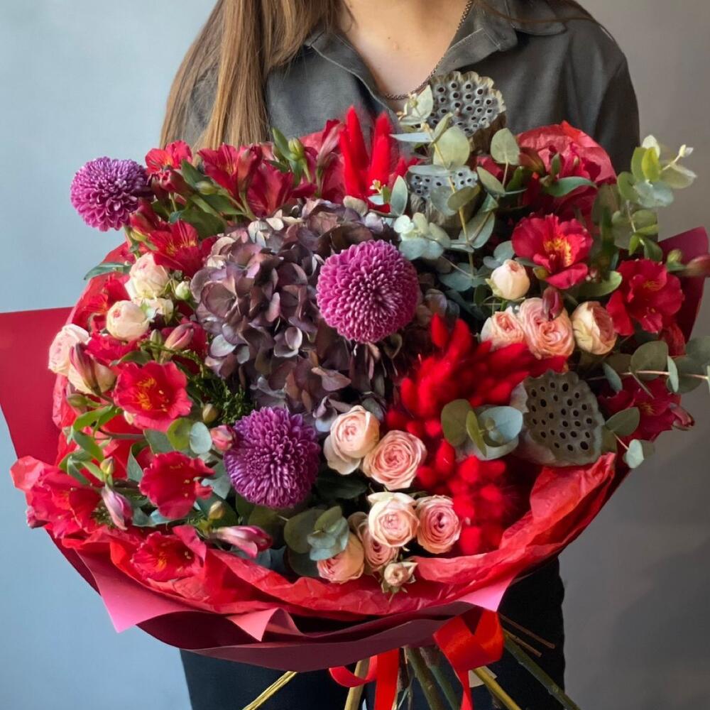 Роскошный букет из гортензии, роз, альстремерий и хризантем