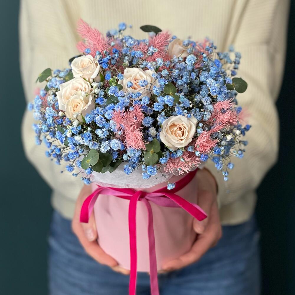 Цветочная композиция в шляпной коробке с голубой гипсофилой 