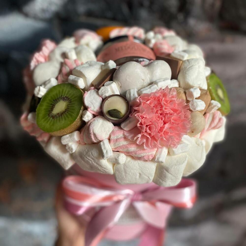 Съедобный букет из сладостей, мёда, фруктов, орехов и цветов в дизайнерской коробке «Сладкий 801»