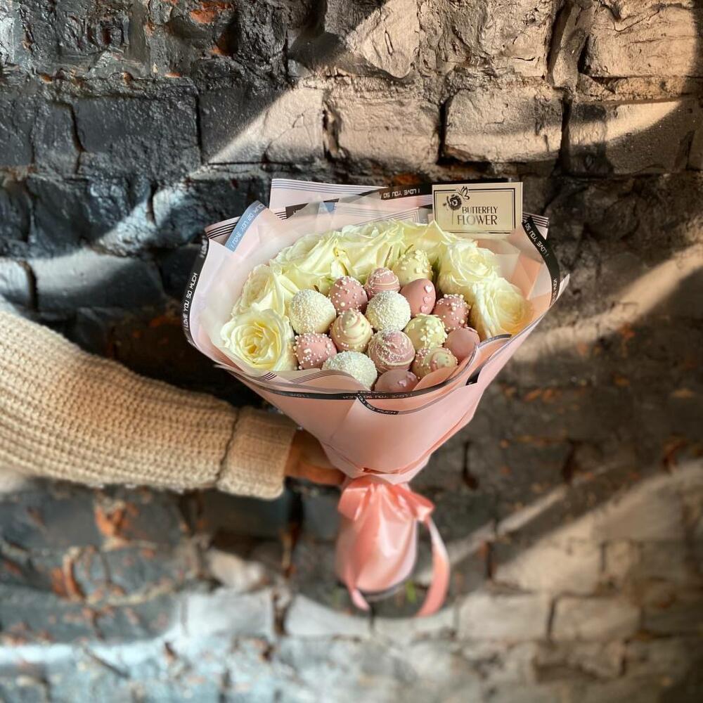 Съедобный фруктовый букет из клубники в шоколаде и белых роз 