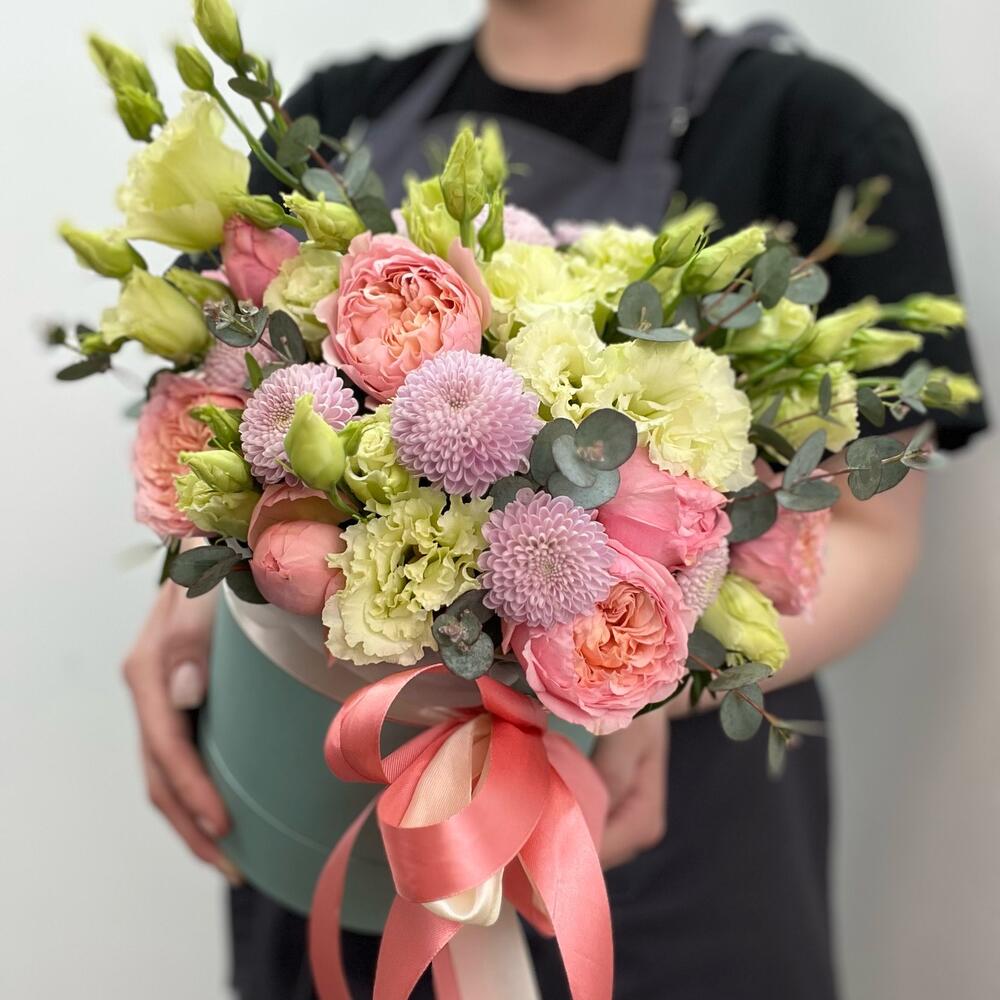 Цветы в коробке пионовидная роза,кустовая хризантема и эвкалипт