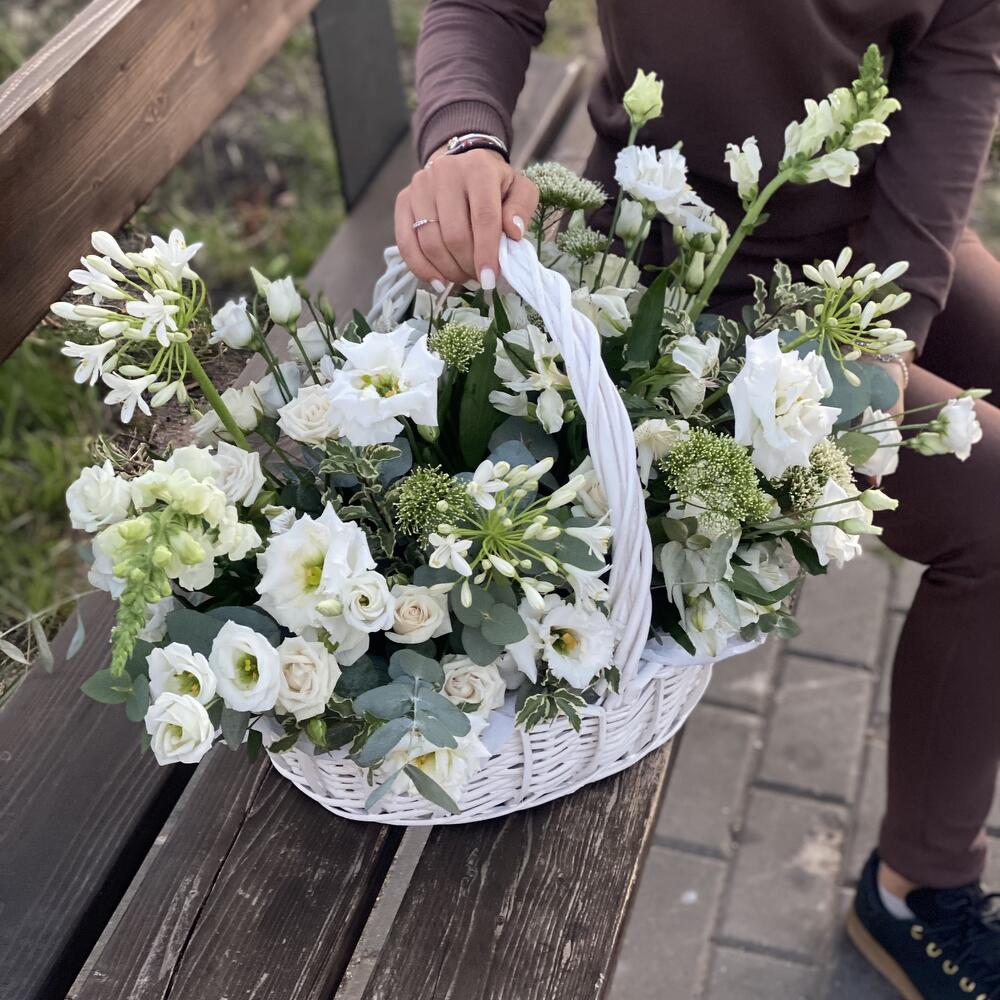 Корзина Ренессанс из эустомы, трахелиума, альстромерии, роз, антирриума и агапантуса