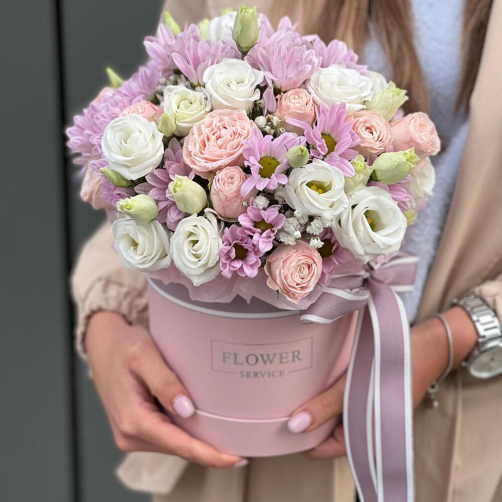 Коробка Цветочная поляна из хризантемы, кустовой розы и эустомы