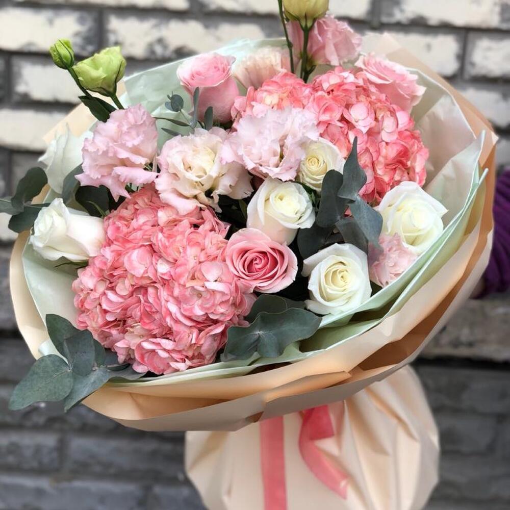 Букет с гортензией