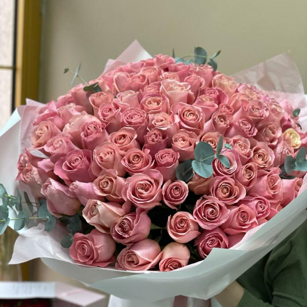 101 розовая роза с эвкалиптом