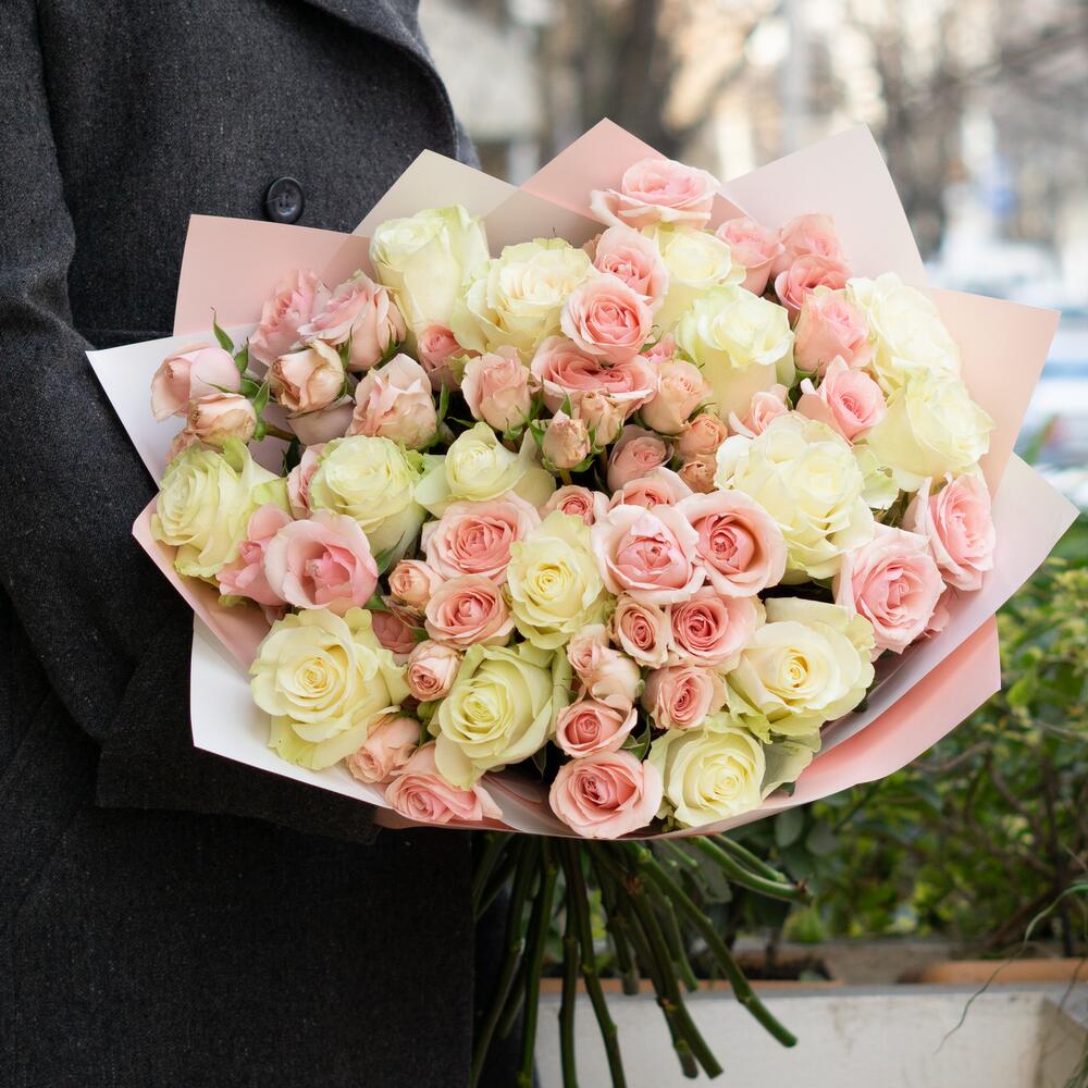 Букет из белой-розовых роз