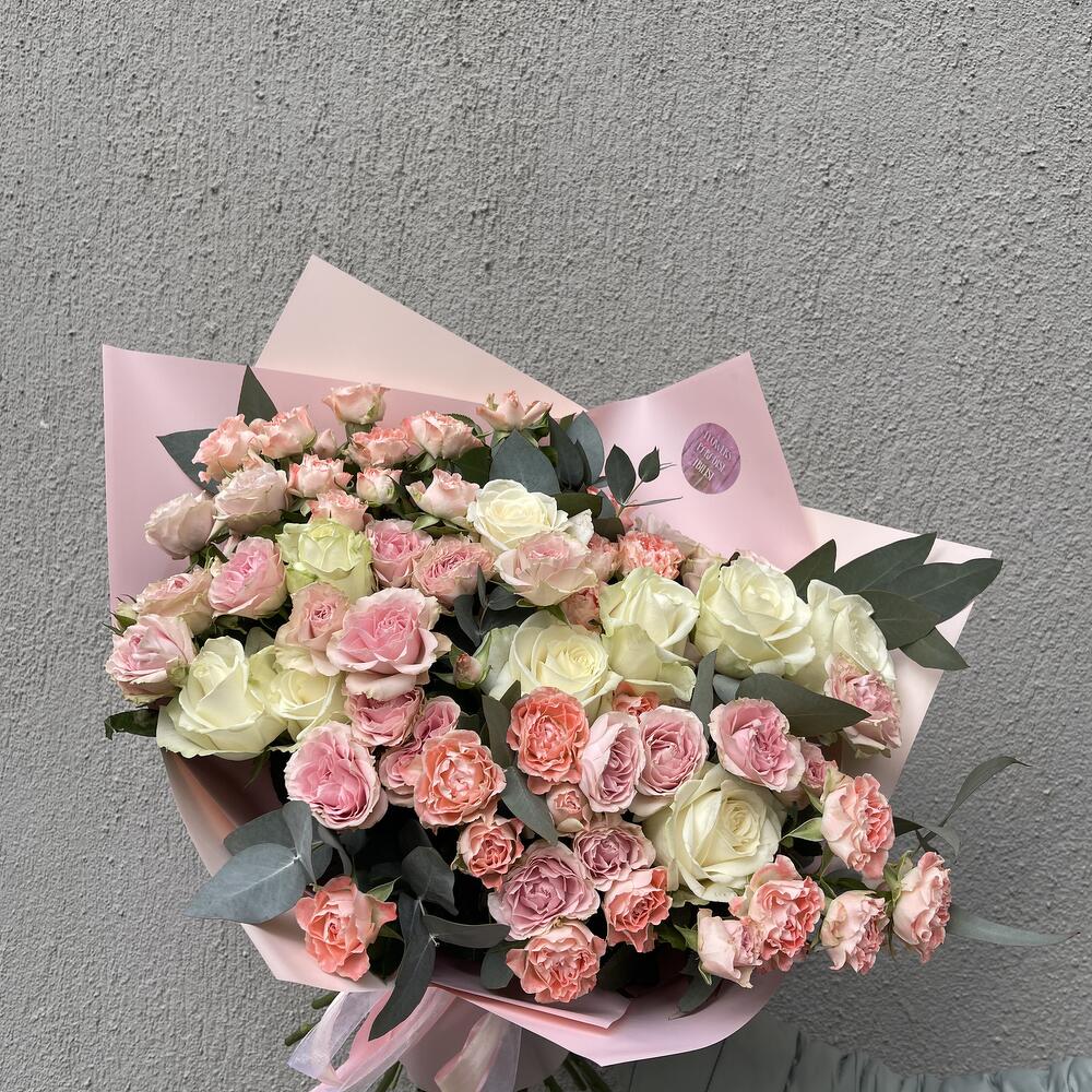 Микс из веточной и одноголовой розы