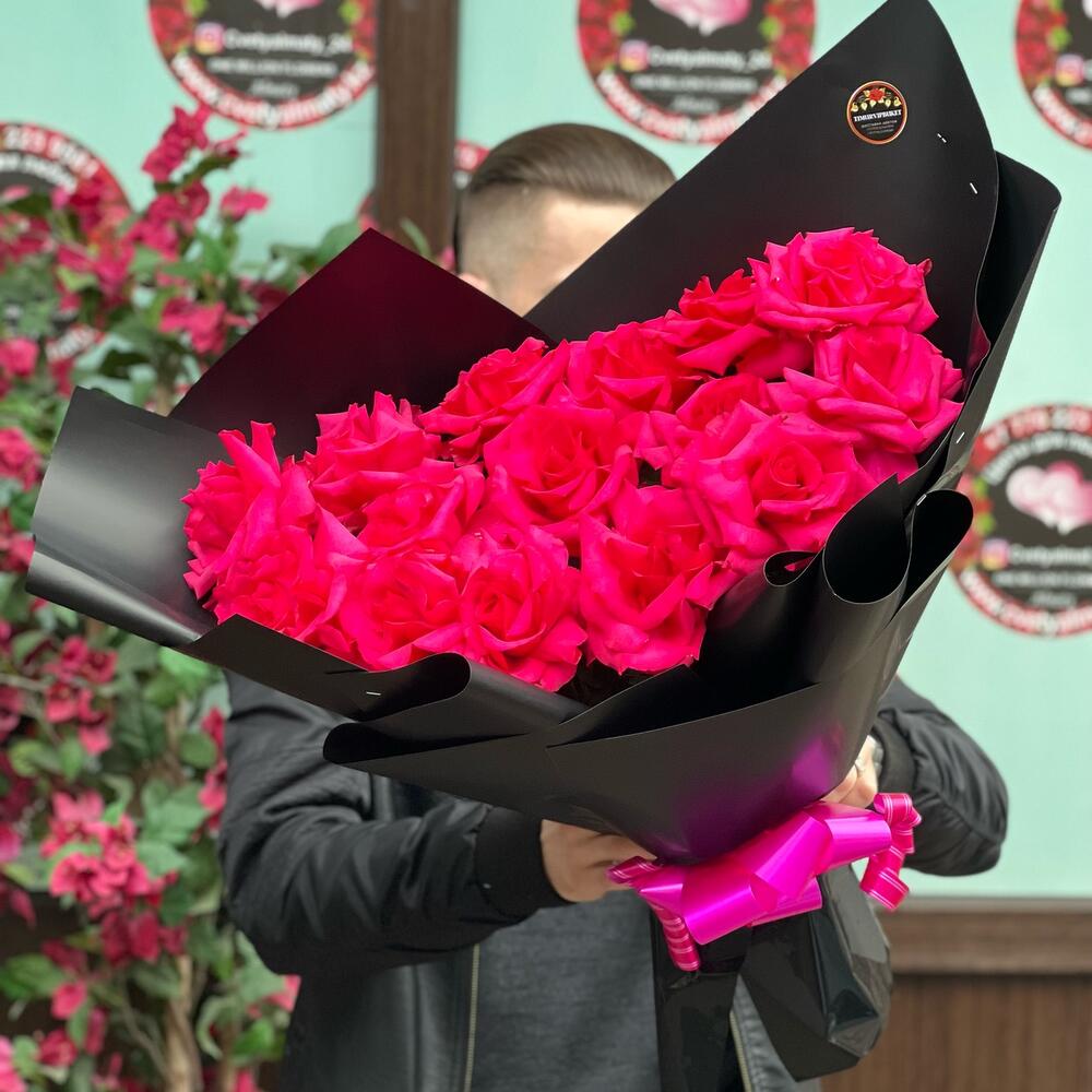 Роскошный букет из малиновых роз black edition