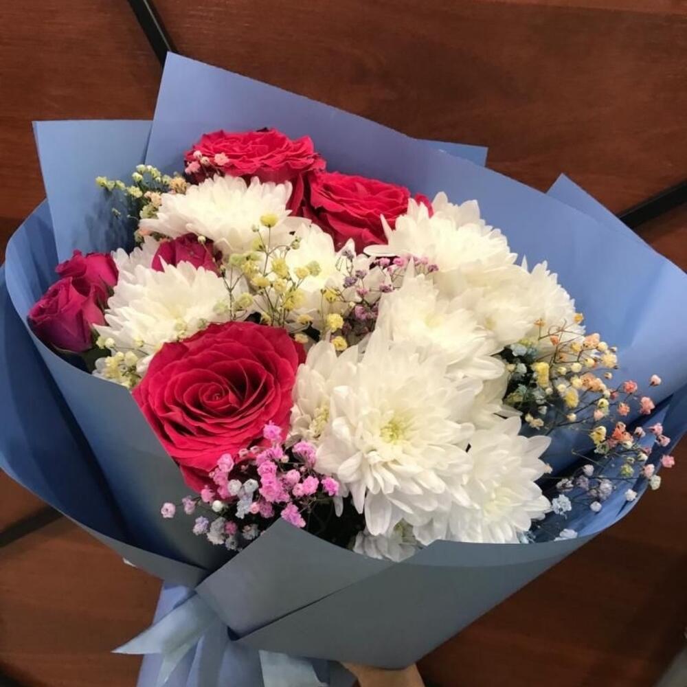 Букет из хризантем и роз