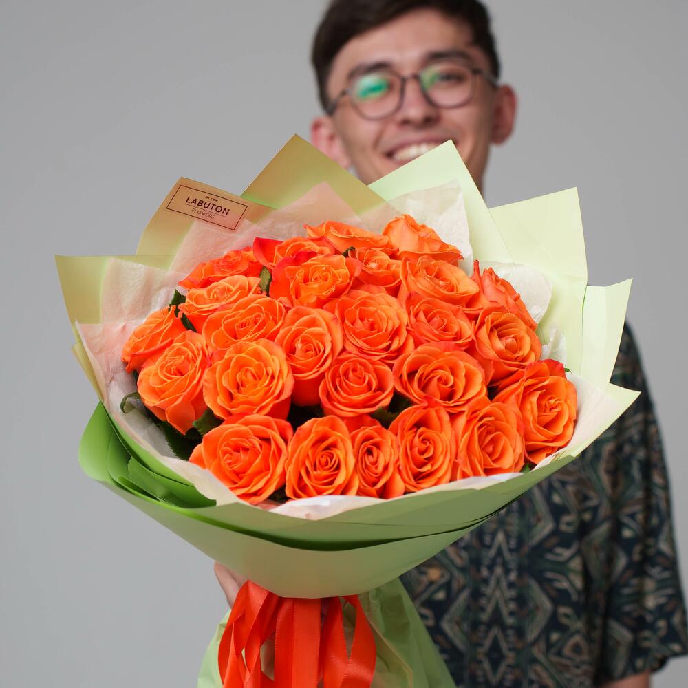 25 оранжевых роз 50см в оформлении