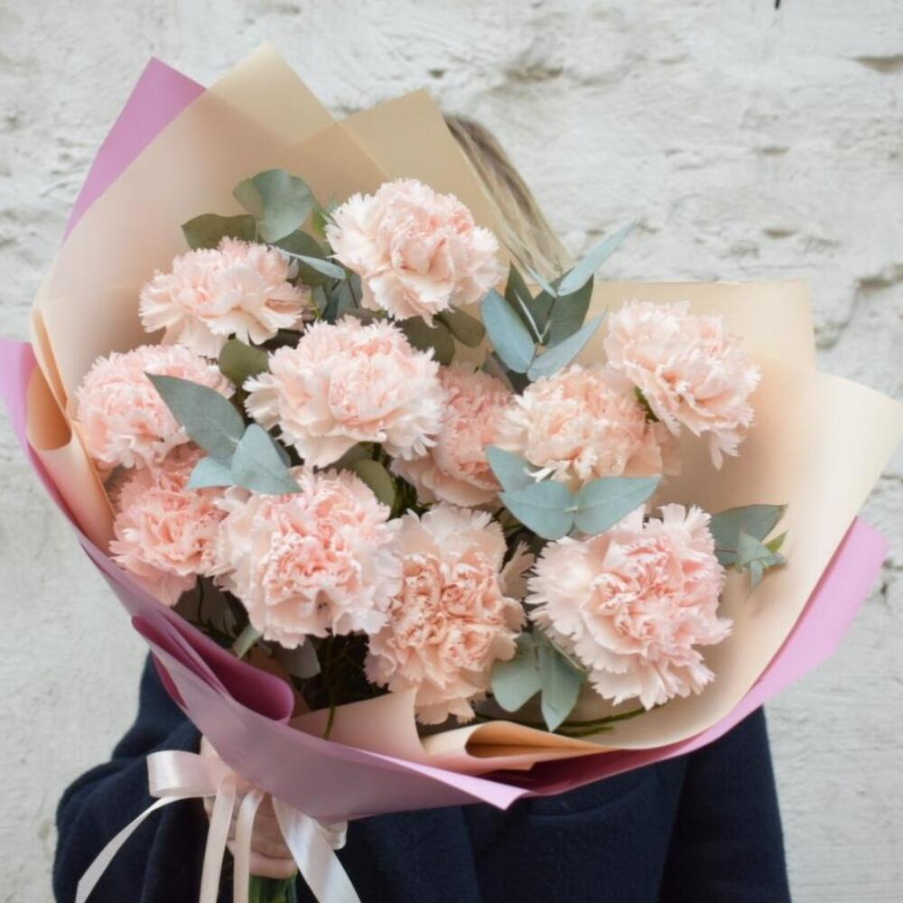 Стойкий букет ( гвоздика с эвкалиптом)