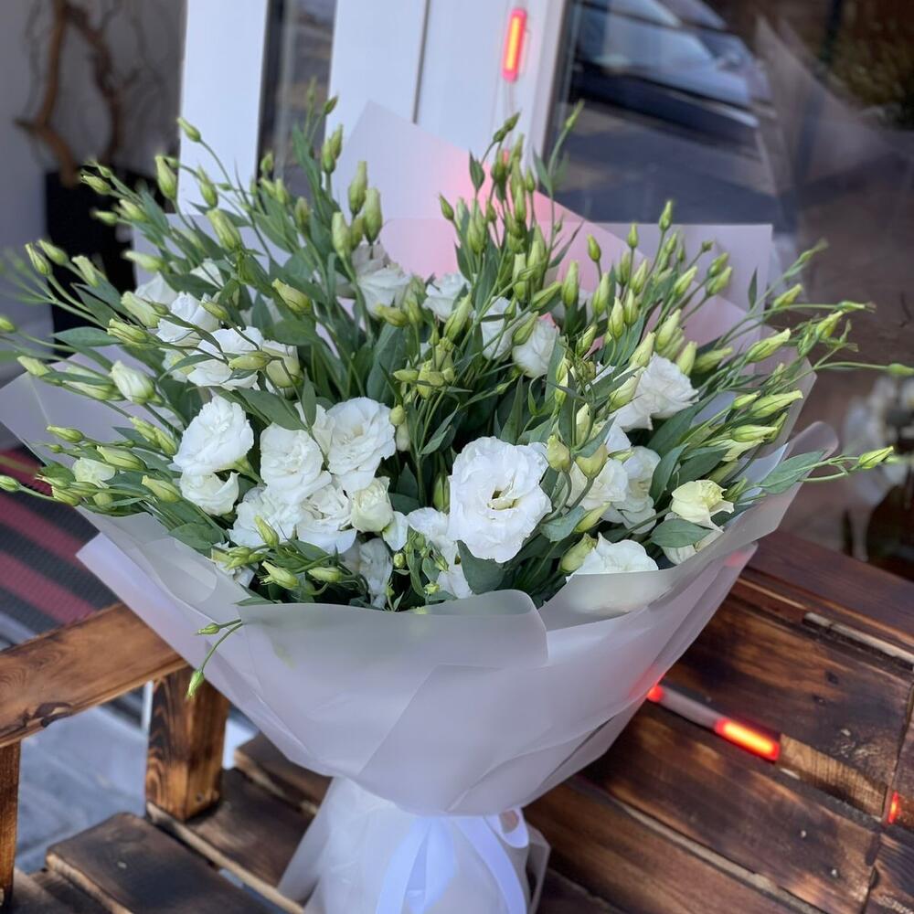 Букет снежная королева с Лизиантусов