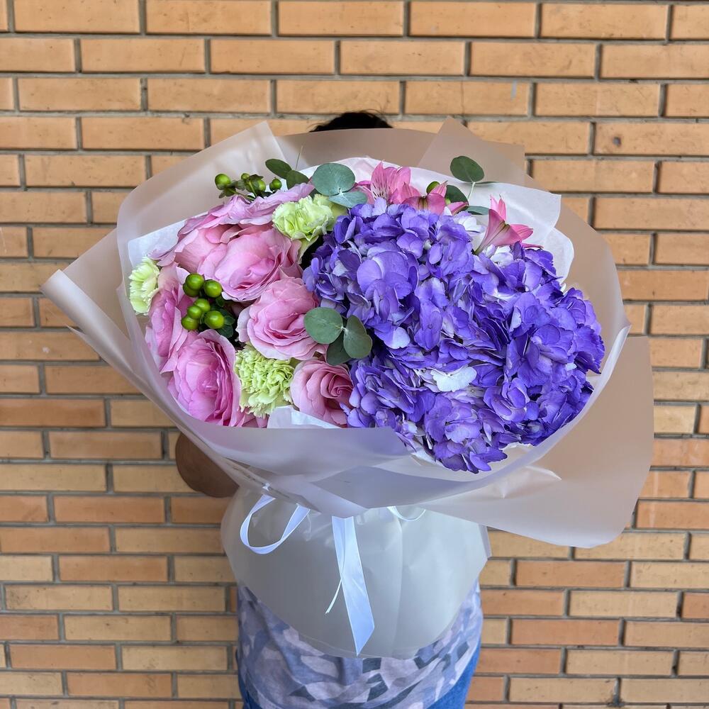 Пышный евробукет с гортензией