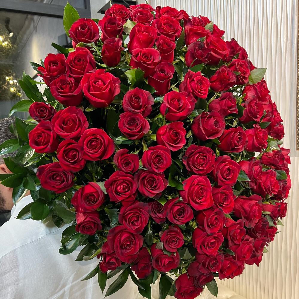 Классический букет из 101 розы сорта explover