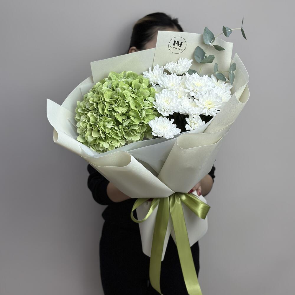 Нежный букет с гортензией