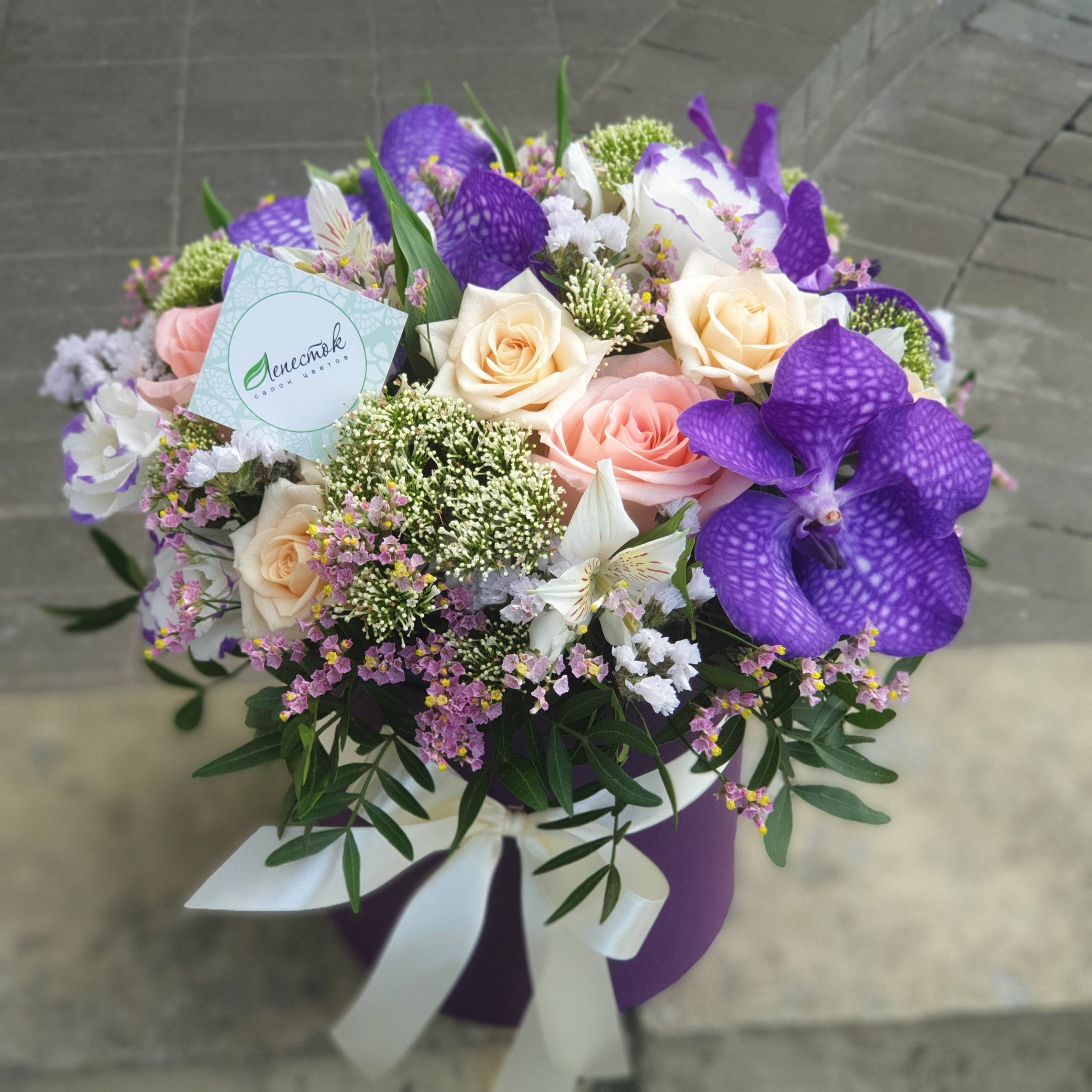 Яркий цилиндр из орхидеи ванды и другой красоты