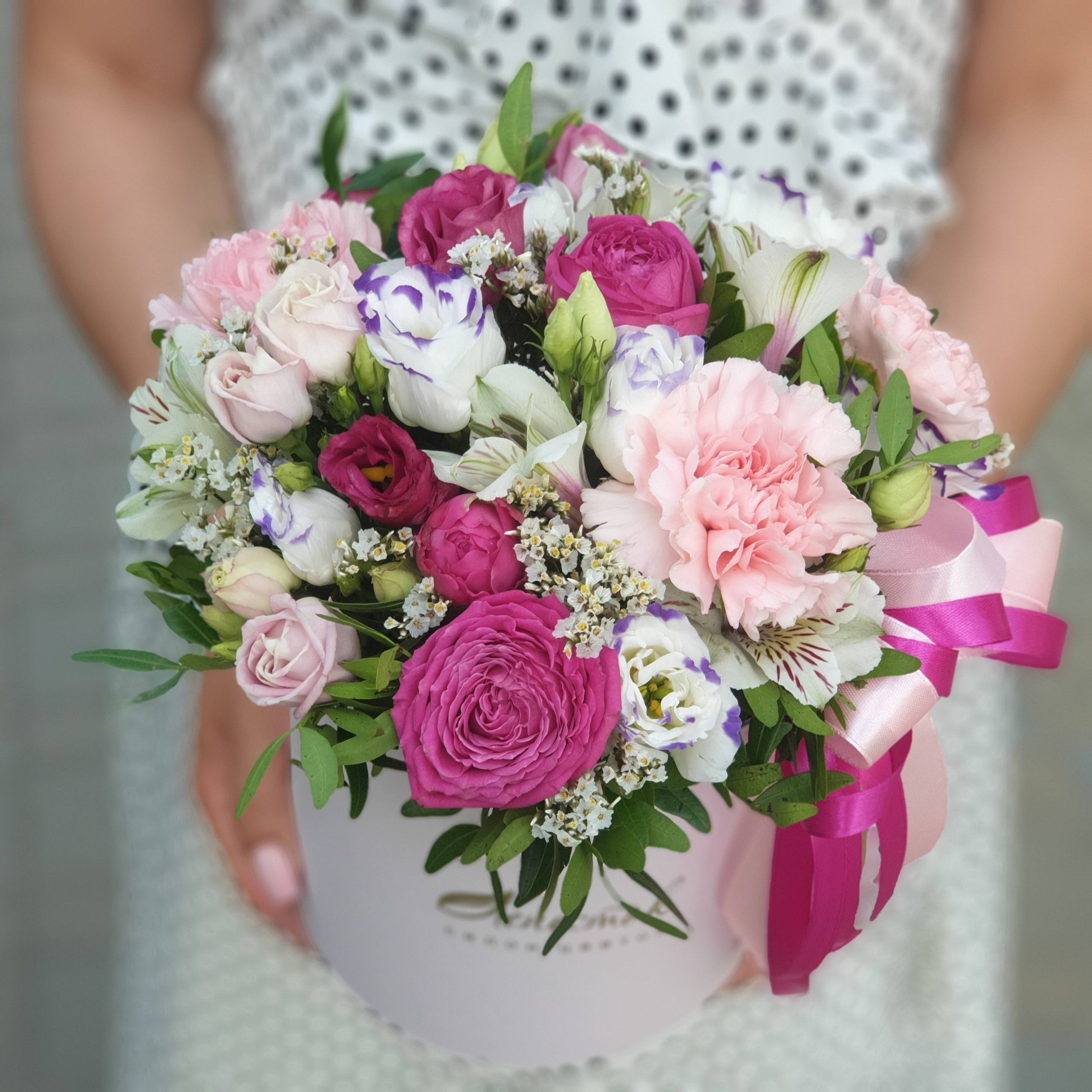 Цилиндр из розовых гвоздик, эустом и пионовидной розы