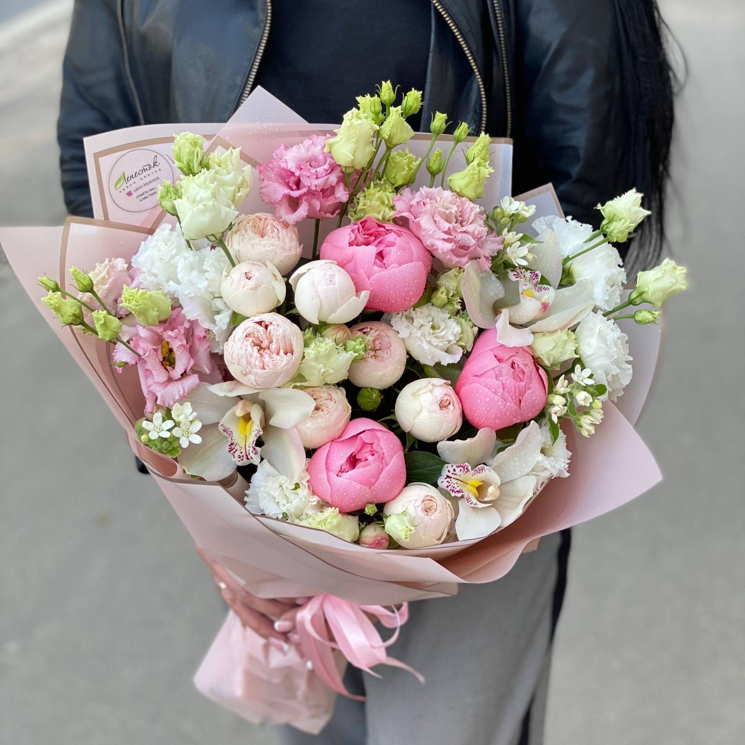 Букет из пионов, пионовидных роз, лизиантусов и орхидей