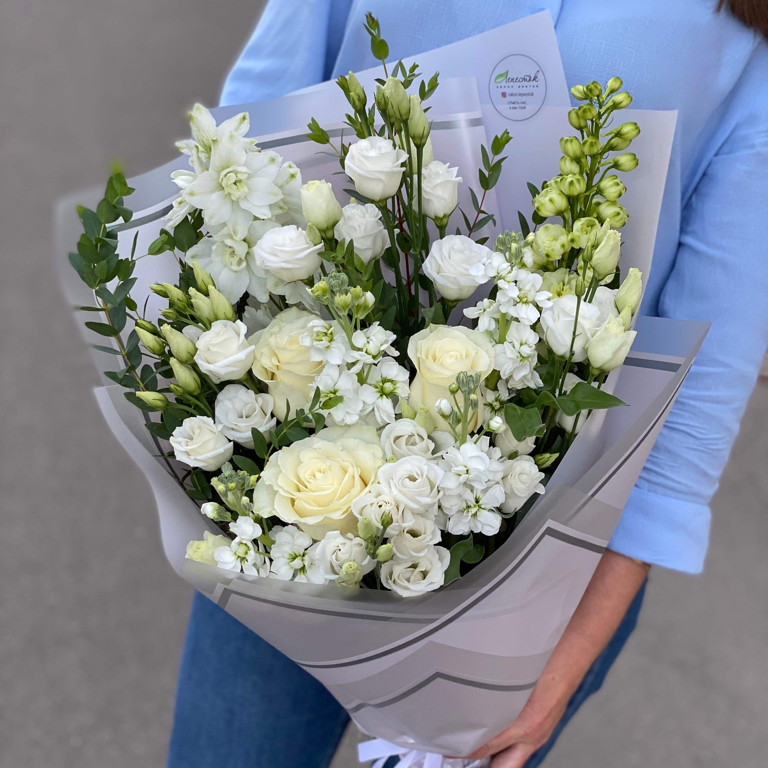 Белоснежный букет из маттиол, эустом и дельфиниума