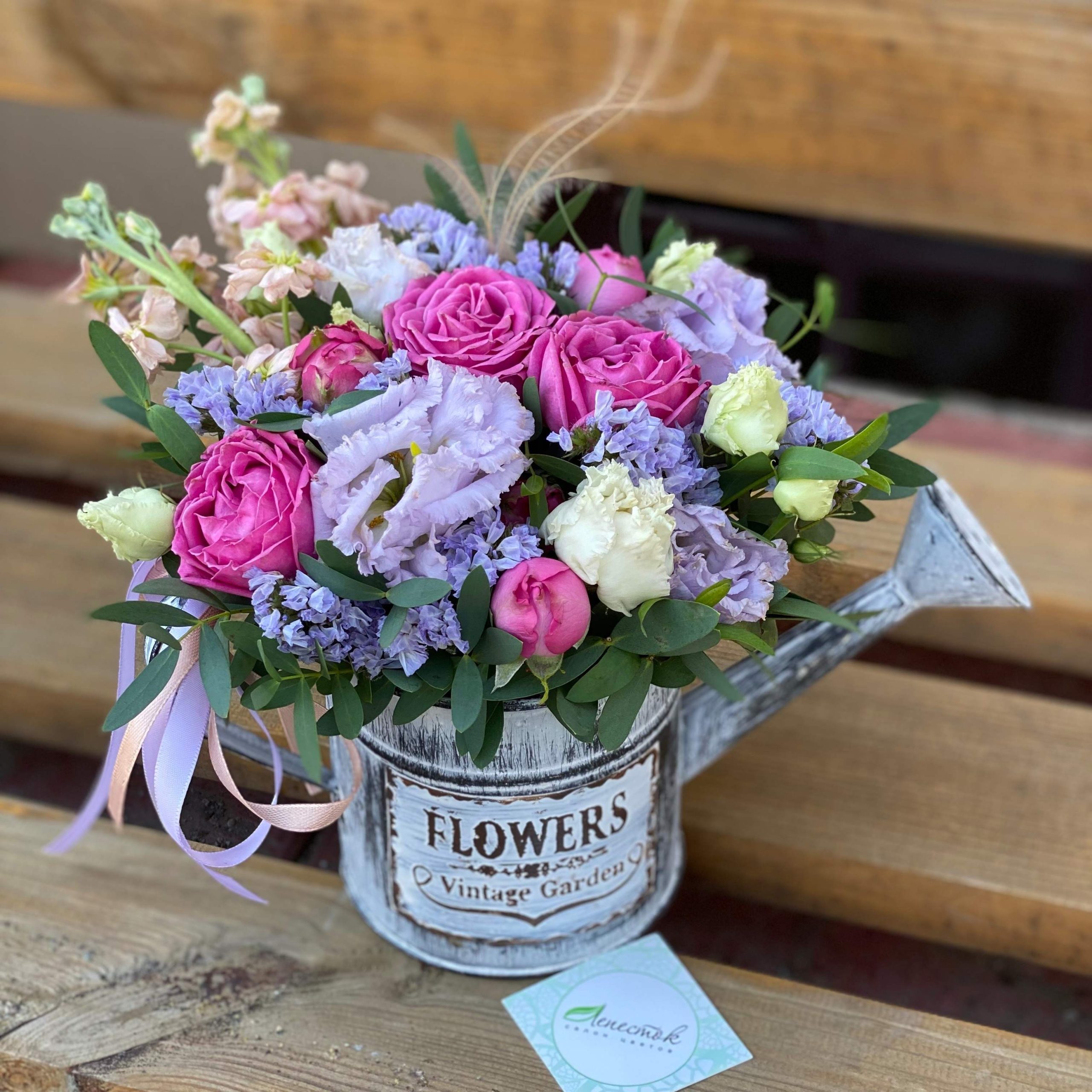 Лейка с цветами: пионовидные розы, маттиола, эустома